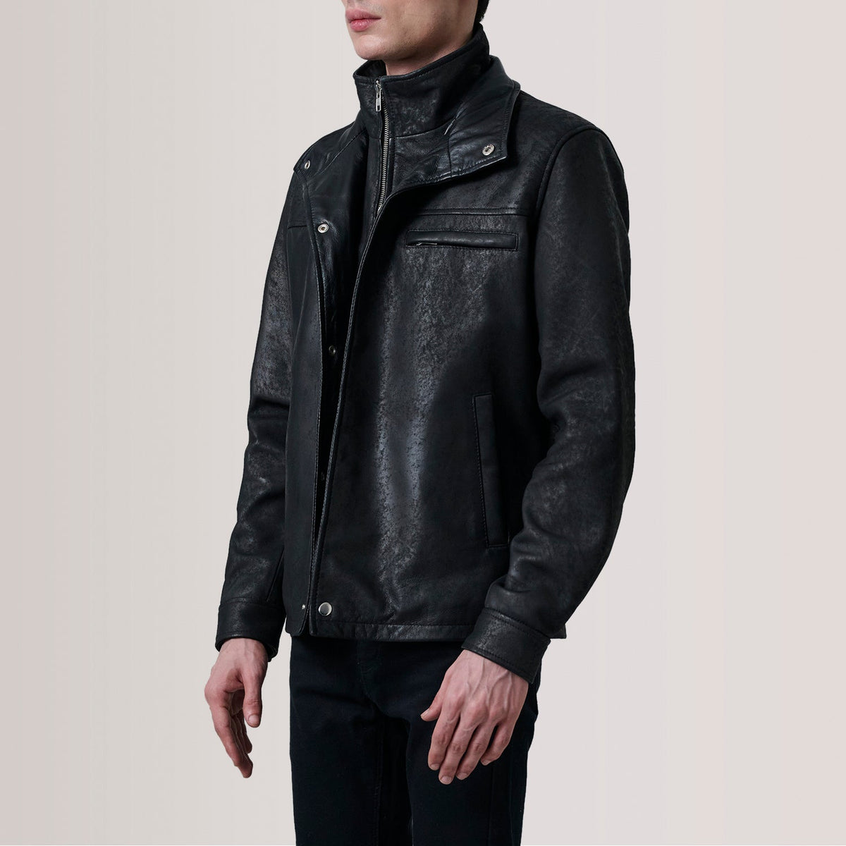 Sean 黑色 Snuffed Classic 真皮夹克 男士 For Men - Lateral Side Profile View Showing Sleeve Cut &amp; Athletic Taper Fit