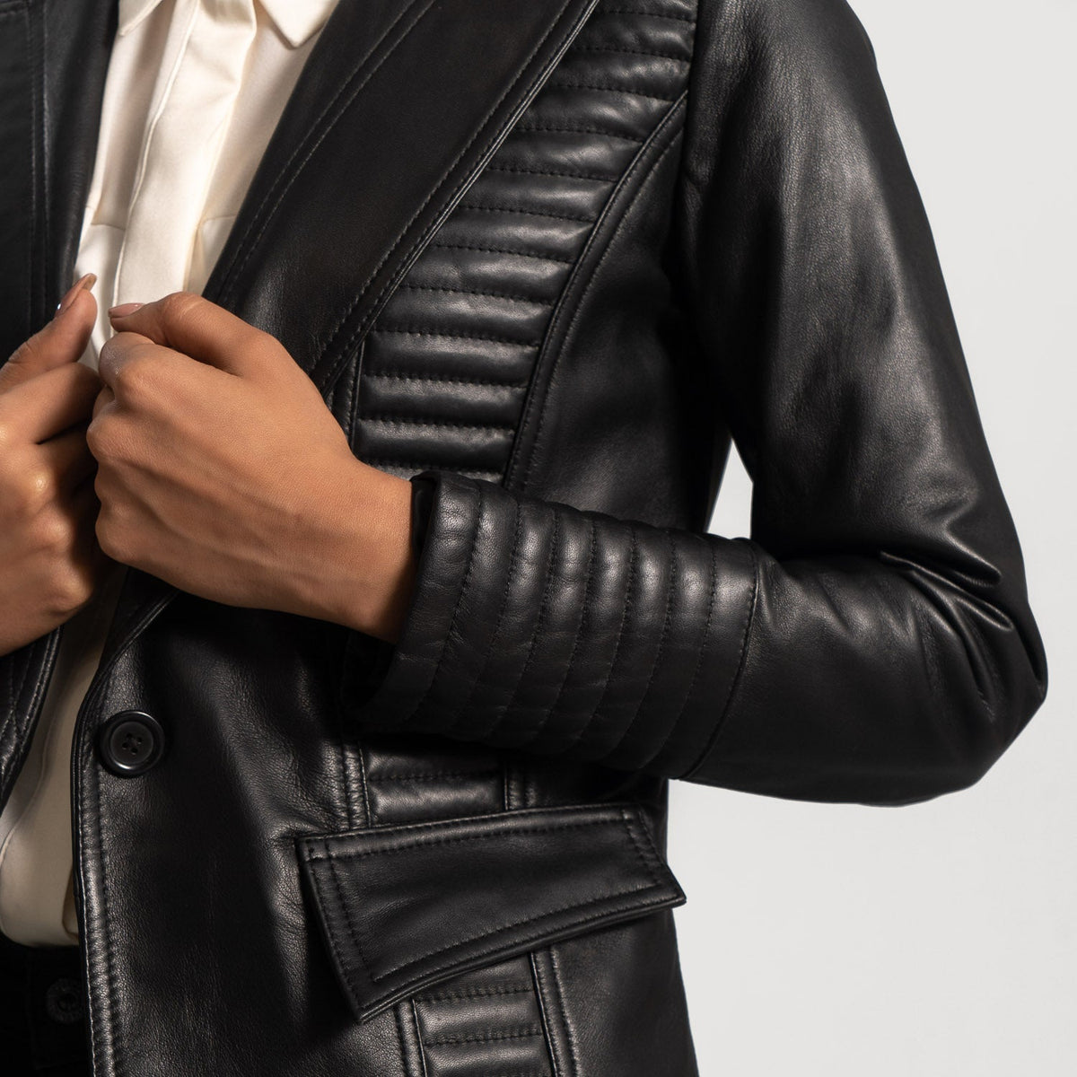 Women's Selina 黑色 真皮西装外套 女士 - Lateral Side Profile View Showing Sleeve Cut &amp; Athletic Taper Fit