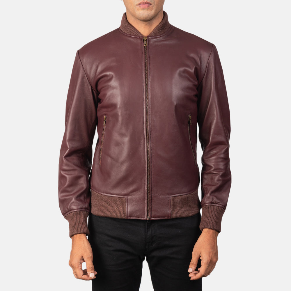 Close-Up Detail of Varsity &amp; Zipper Hardware on Men's Shane Maroon 真皮飞行员夹克 男士