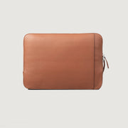 
The Baxter Brown Leather Laptop Sleeve For Men & Women in Brown Full-Grain Leather - 正面版型与定制立体剪裁轮廓 | 官方商城选购