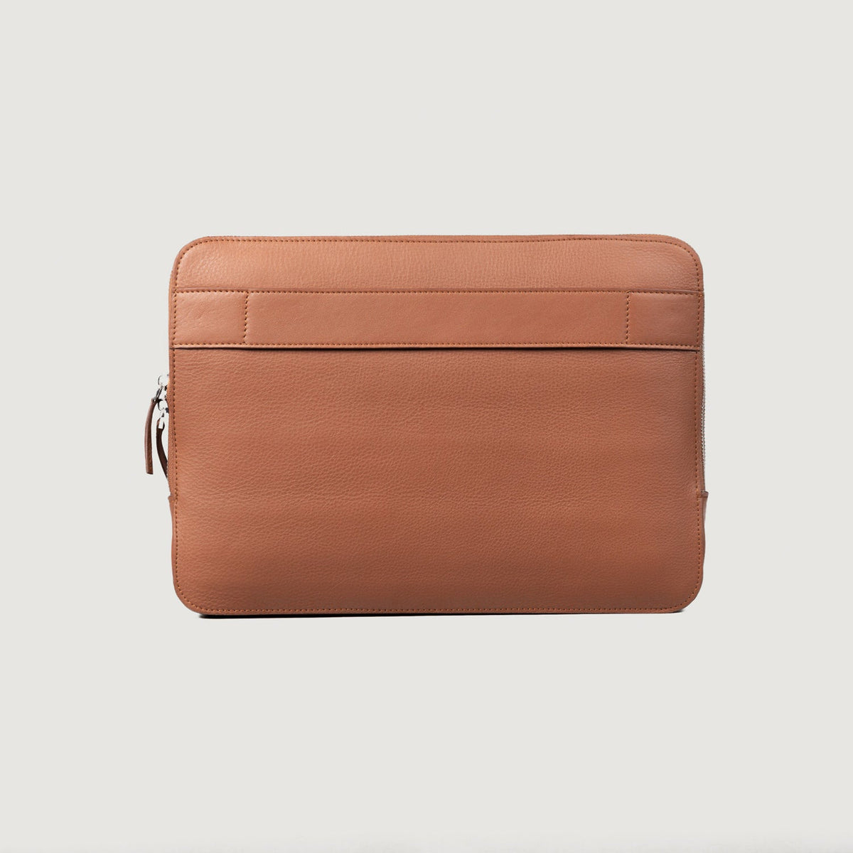 
The Baxter Brown Leather Laptop Sleeve For Men & Women - 展现立体袖型与合身版型的侧身视角