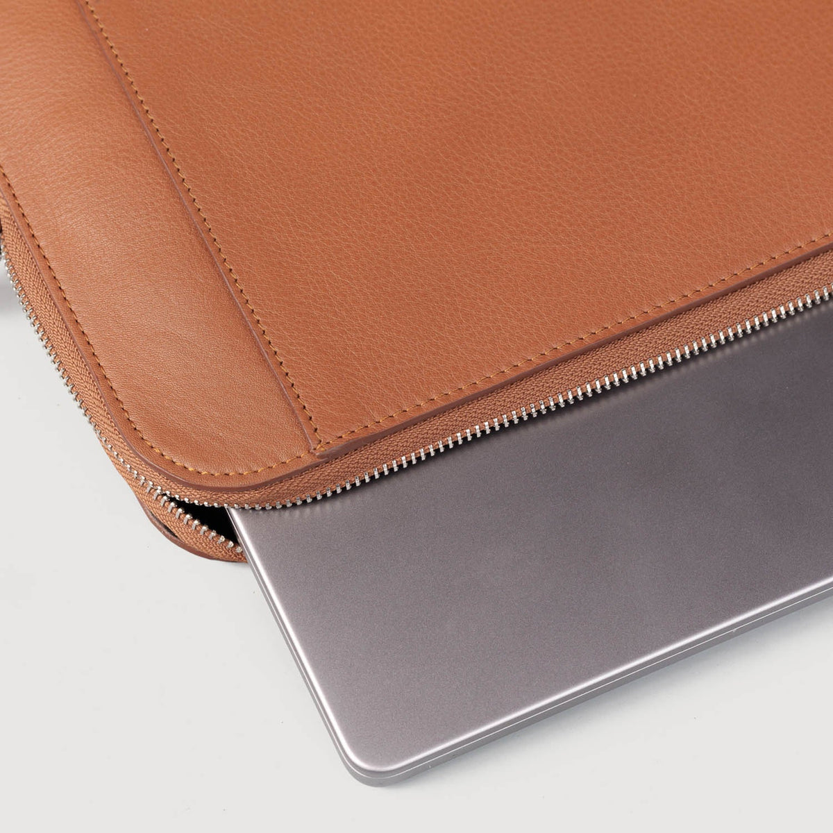 
细节特写 of Classic Collar & Heavy-Duty Zipper Hardware on The Baxter Brown Leather Laptop Sleeve For Men & Women