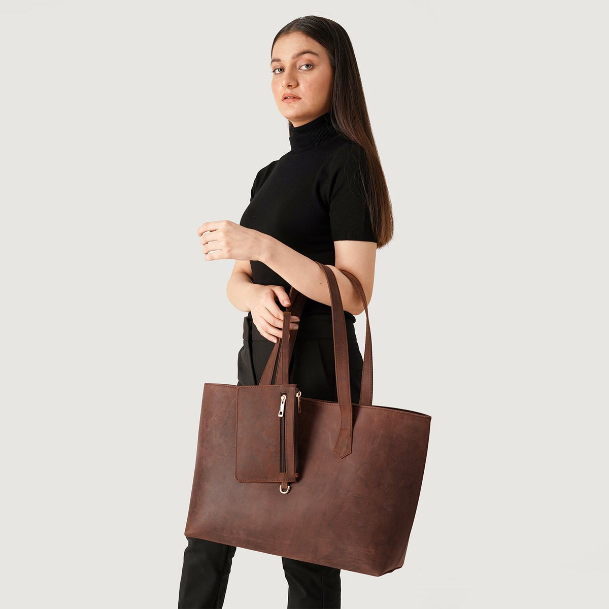 
Distressed Brown Full-Grain leather Bag - 展现加固真皮背带与承重走线的背部视角