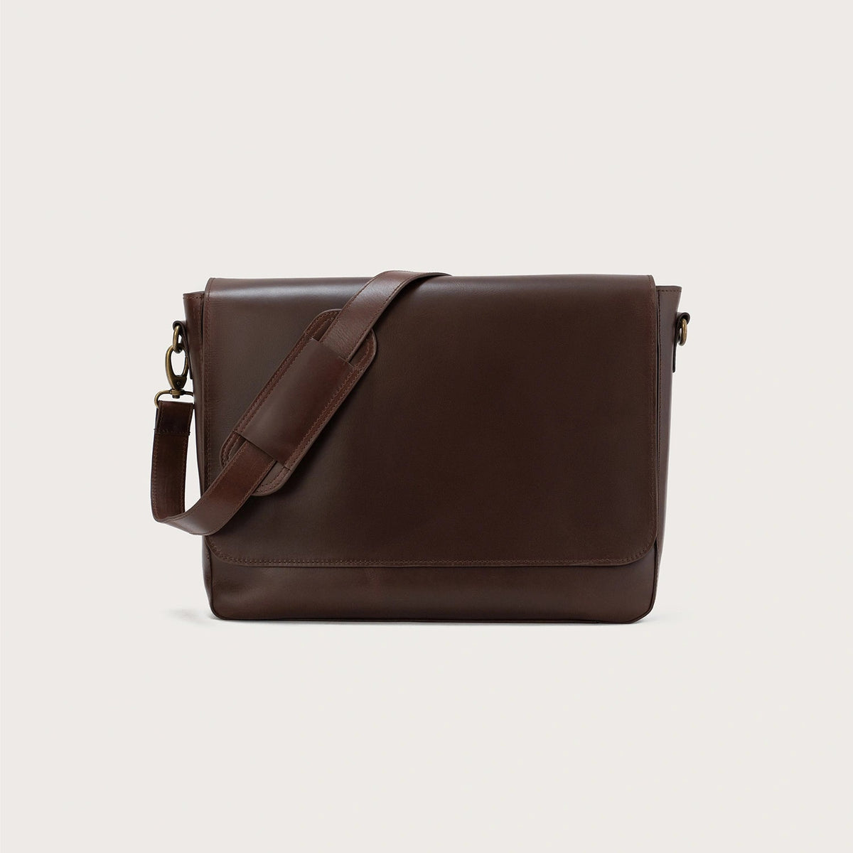 
The Carismatico Vintage Brown Leather Messenger Bag For Men & Women in Vintage Brown Full-Grain Leather - Full Exterior 正面版型与定制立体剪裁轮廓 | 官方商城选购