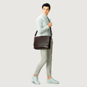 
Vintage Brown Full-Grain Leather Messenger Bag - 展现加固真皮背带与承重走线的背部视角