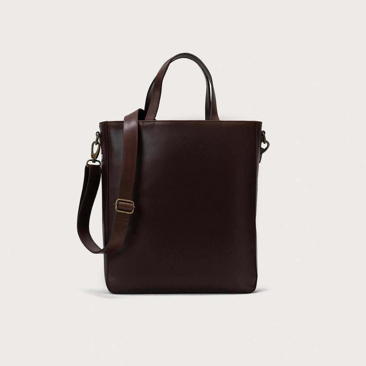 
The Poet Vintage Brown Leather Tote Bag For Men & Women in Vintage Brown Full-Grain Leather - Full Exterior 正面版型与定制立体剪裁轮廓 | 官方商城选购