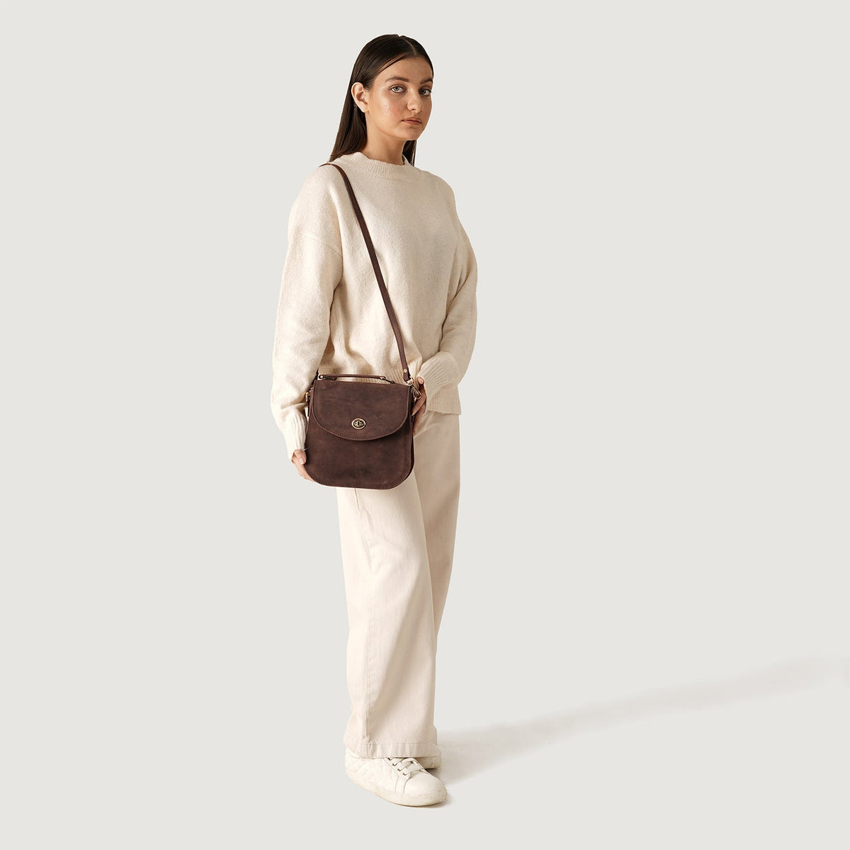 
Distressed Brown Full-Grain leather Bag - 展现加固真皮背带与承重走线的背部视角