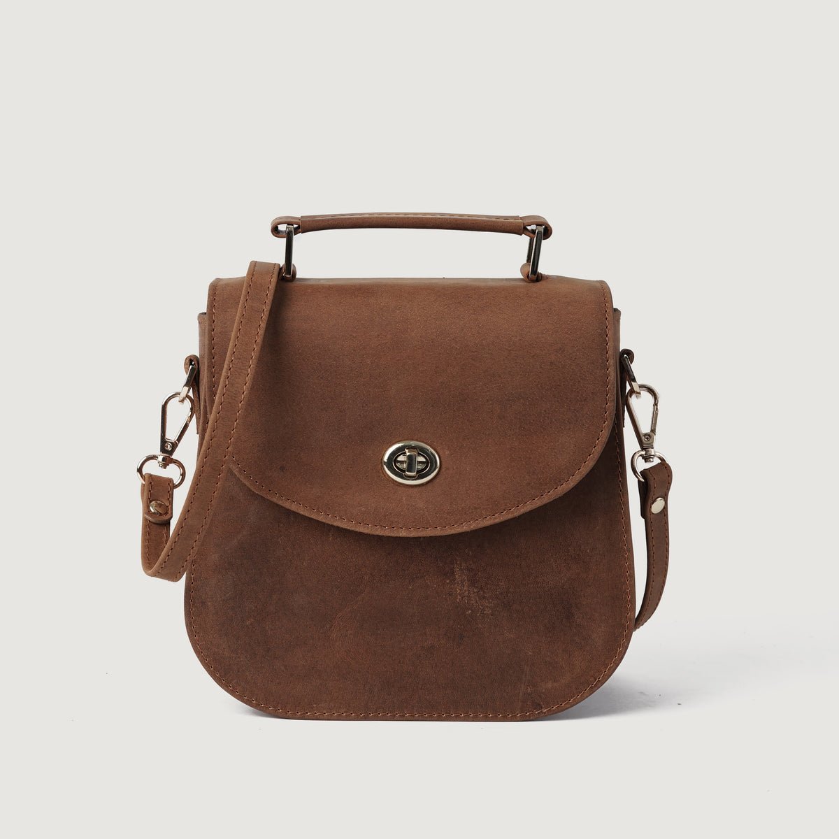 
The Sandra Vintage 浅棕褐色 Leather Saddle Bag For Women in Tan Full Grain Naturally Milled Cowhide Leather. - Full Exterior 正面版型与定制立体剪裁轮廓 | 官方商城选购
