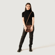 
Tan Full Grain Naturally Milled Cowhide Leather. Leather Bag - 展现加固真皮背带与承重走线的背部视角