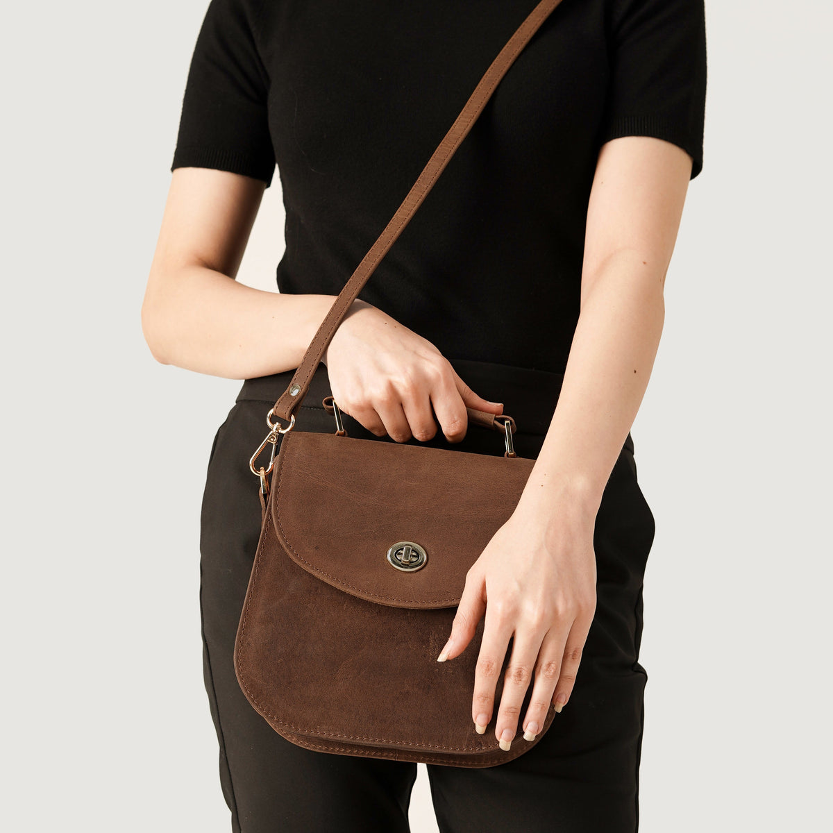
Solid Antique Brass Hardware & Heavy-Duty Dual Zipper Detail on The Sandra Vintage 浅棕褐色 Leather Saddle Bag For Women