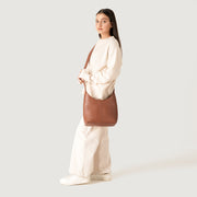 
Brown Full-Grain leather Goods - 展现肩线贴合与利落下摆的背部视角