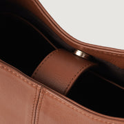 
模特上身效果： The Stefani Brown Leather Hobo Bag For Women 模特试穿展示（自然光垂坠质感）