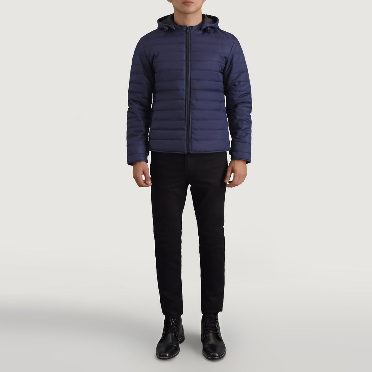
Tyler 深海蓝 Hooded Puffer 真皮夹克 男士 - 展现立体袖型与合身版型的侧身视角
