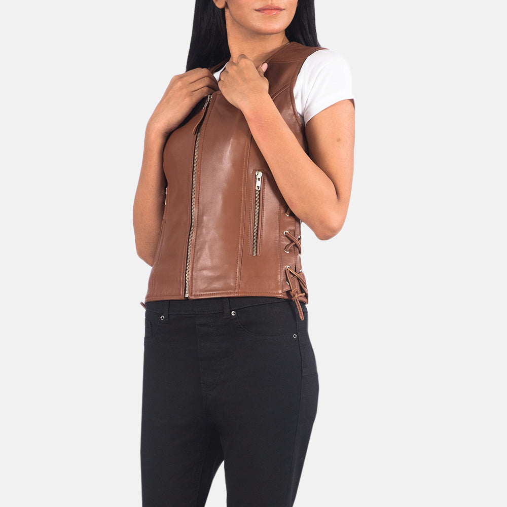 
细节特写 of V-neck & Zipper Hardware on Vanda 复古棕 Leather Biker Vest 女士