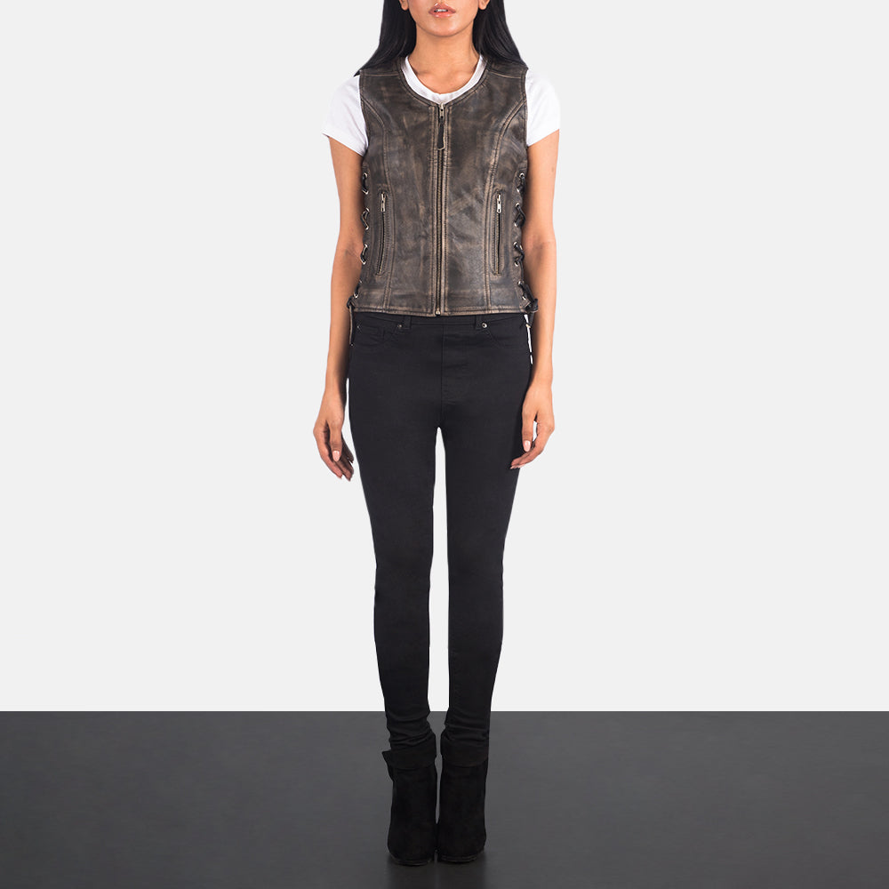 Vanda Distressed 棕色 Leather Biker Vest 女士 - 展示利落袖形与运动流线轮廓的侧身轮廓