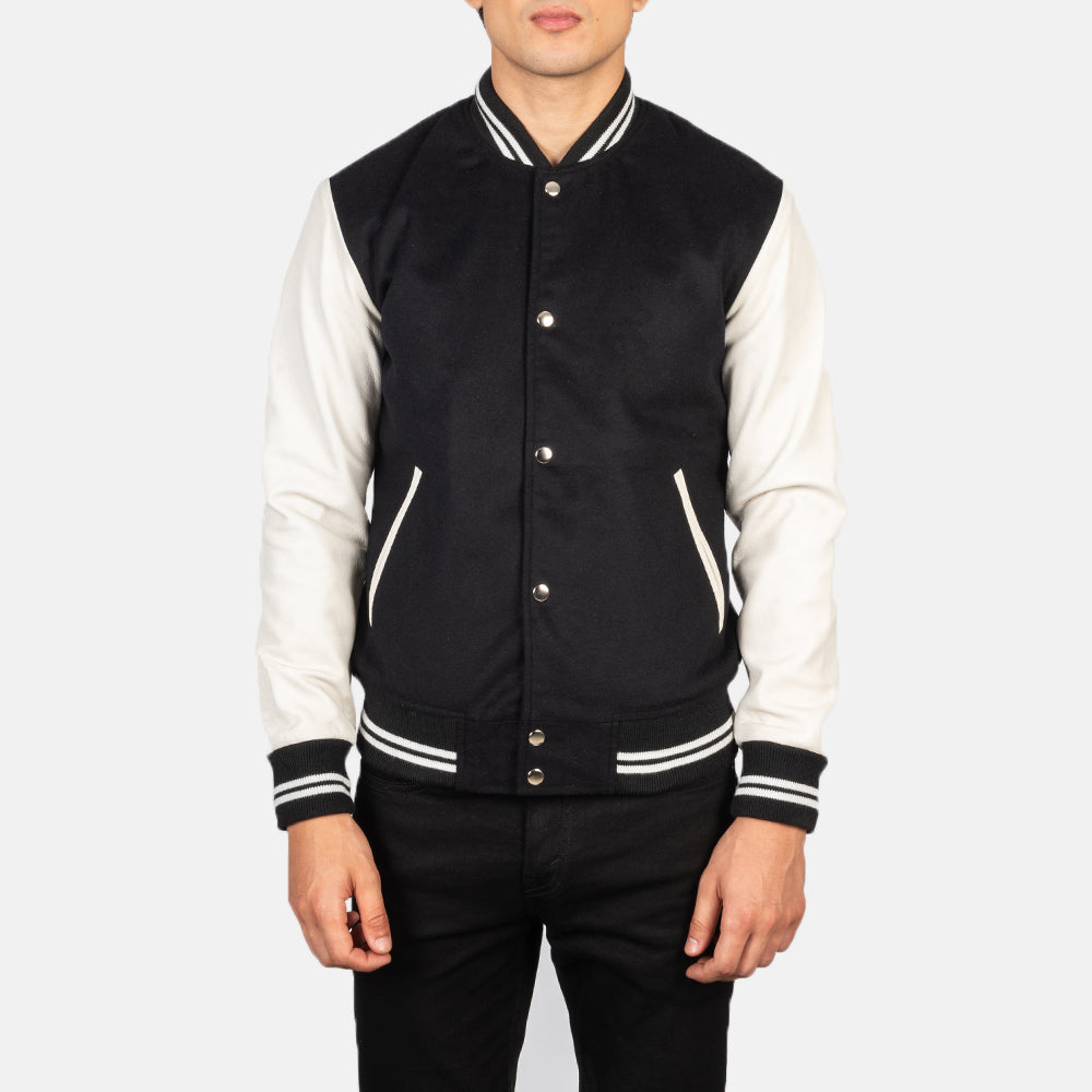 Close-Up Detail of Varsity &amp; Snap Buttons Hardware on Men's Vaxton 黑色 &amp; White Hybrid Varsity 真皮夹克 男士