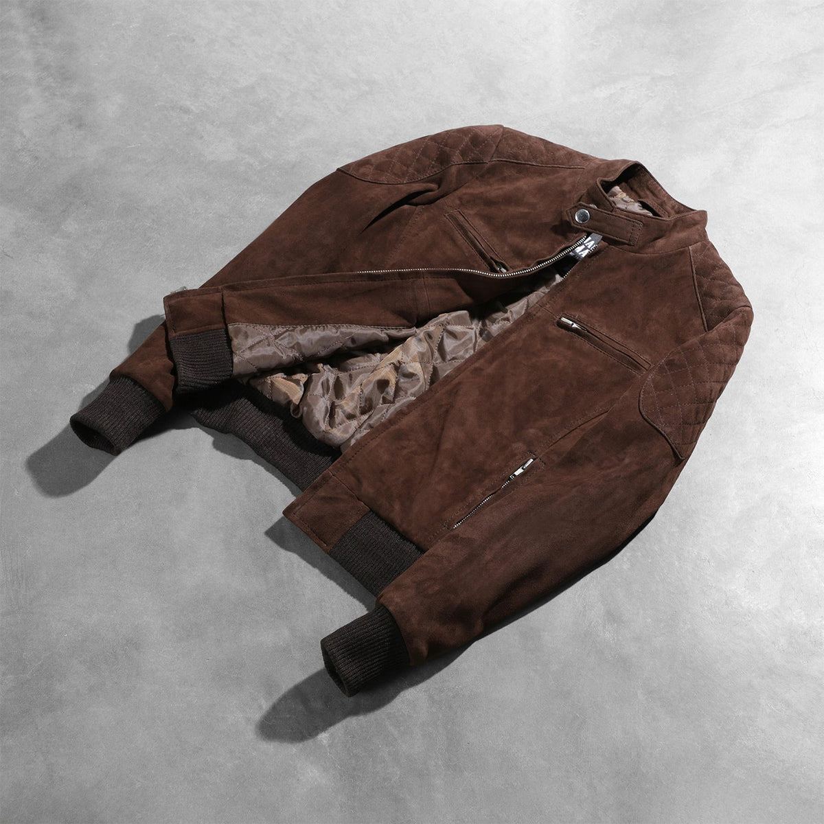 
模特上身效果： Zenna Mocha Suede Bomber Jacket 模特试穿展示（自然光垂坠质感）